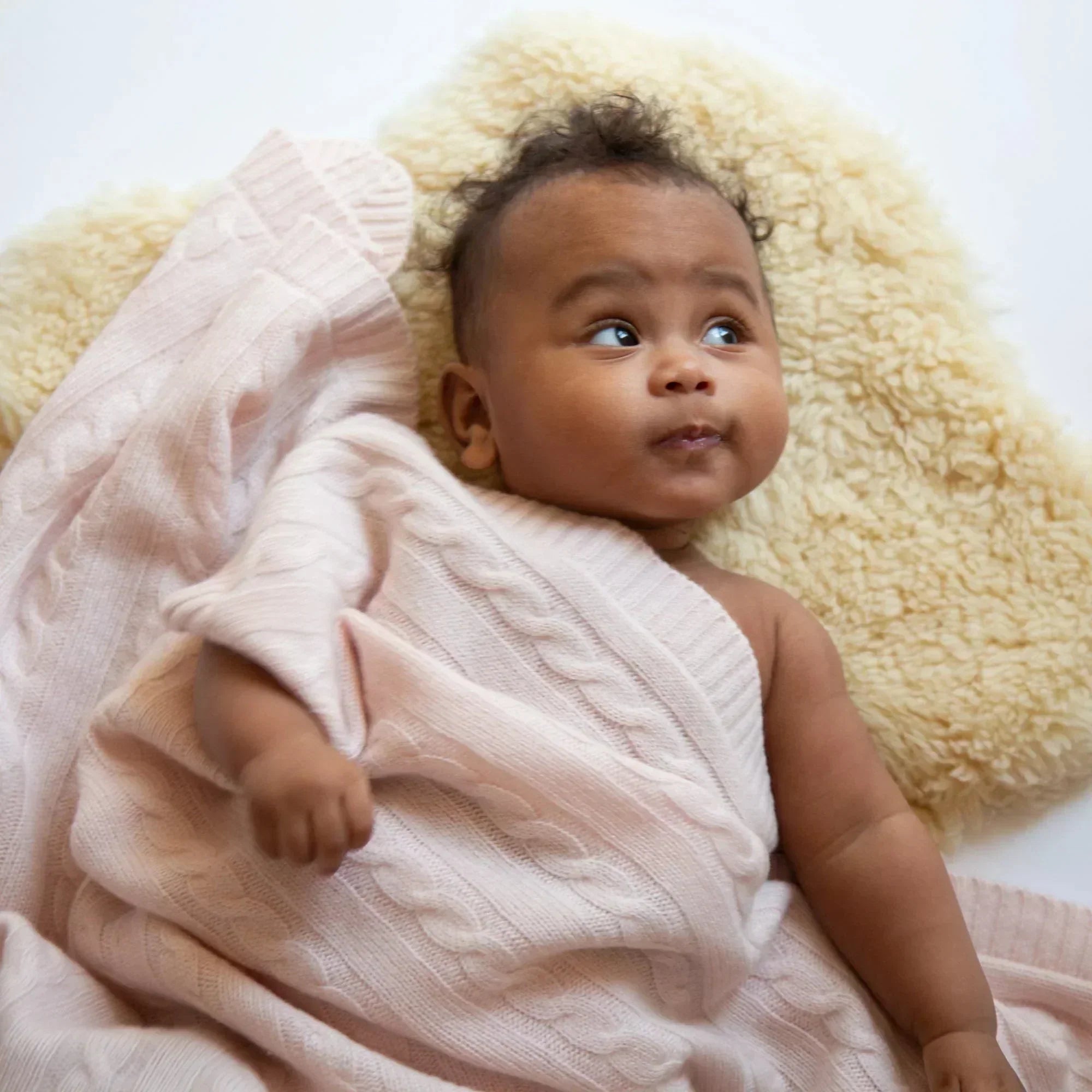 Wie ziehe ich mein Baby im Sommer an? ☀️👶 Warum Baumwolle oft versagt – und Kaschmir der wahre Sommer-Held ist