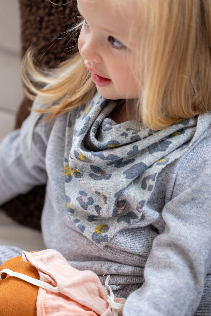 LEO triangular scarf