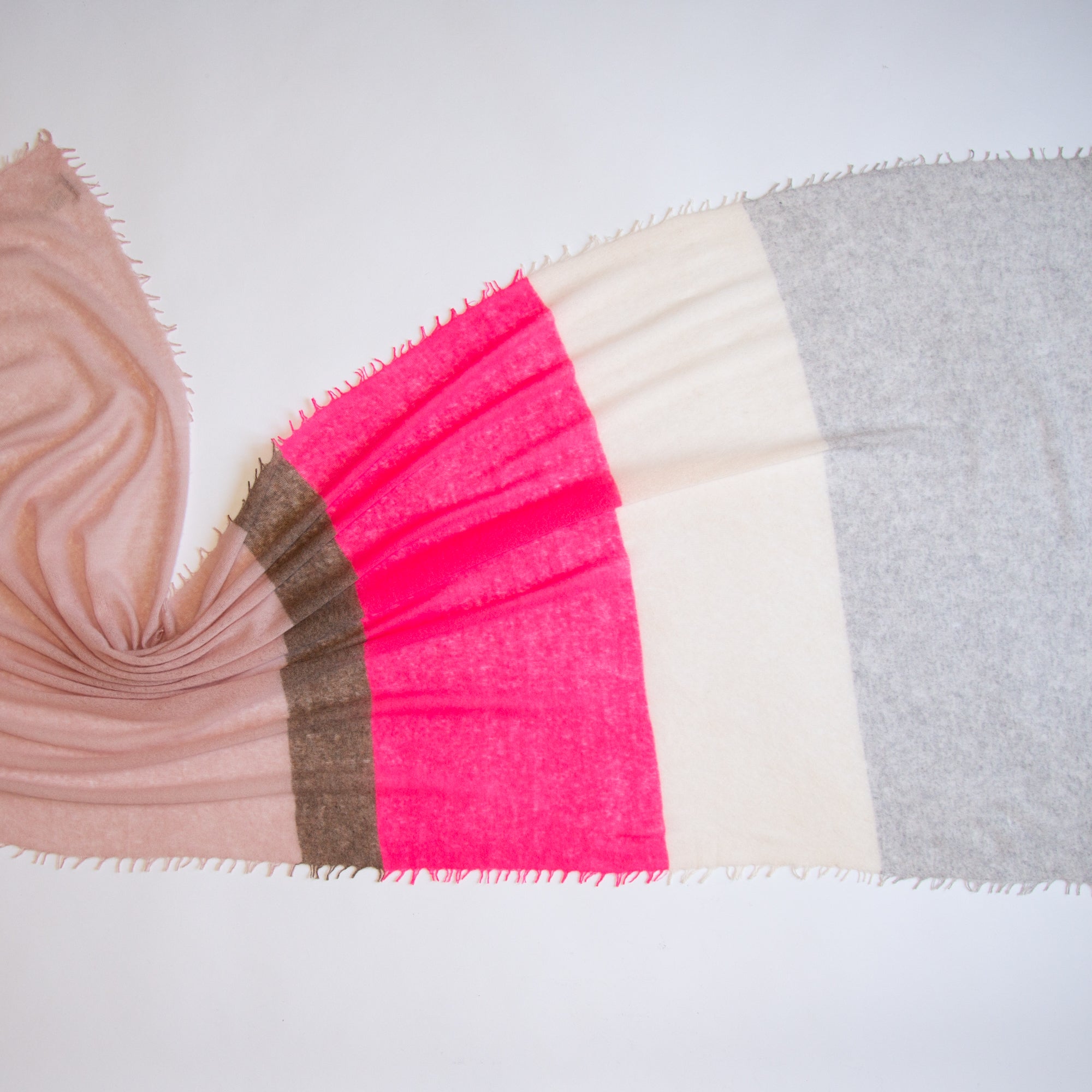 CAMILLE scarf with color block