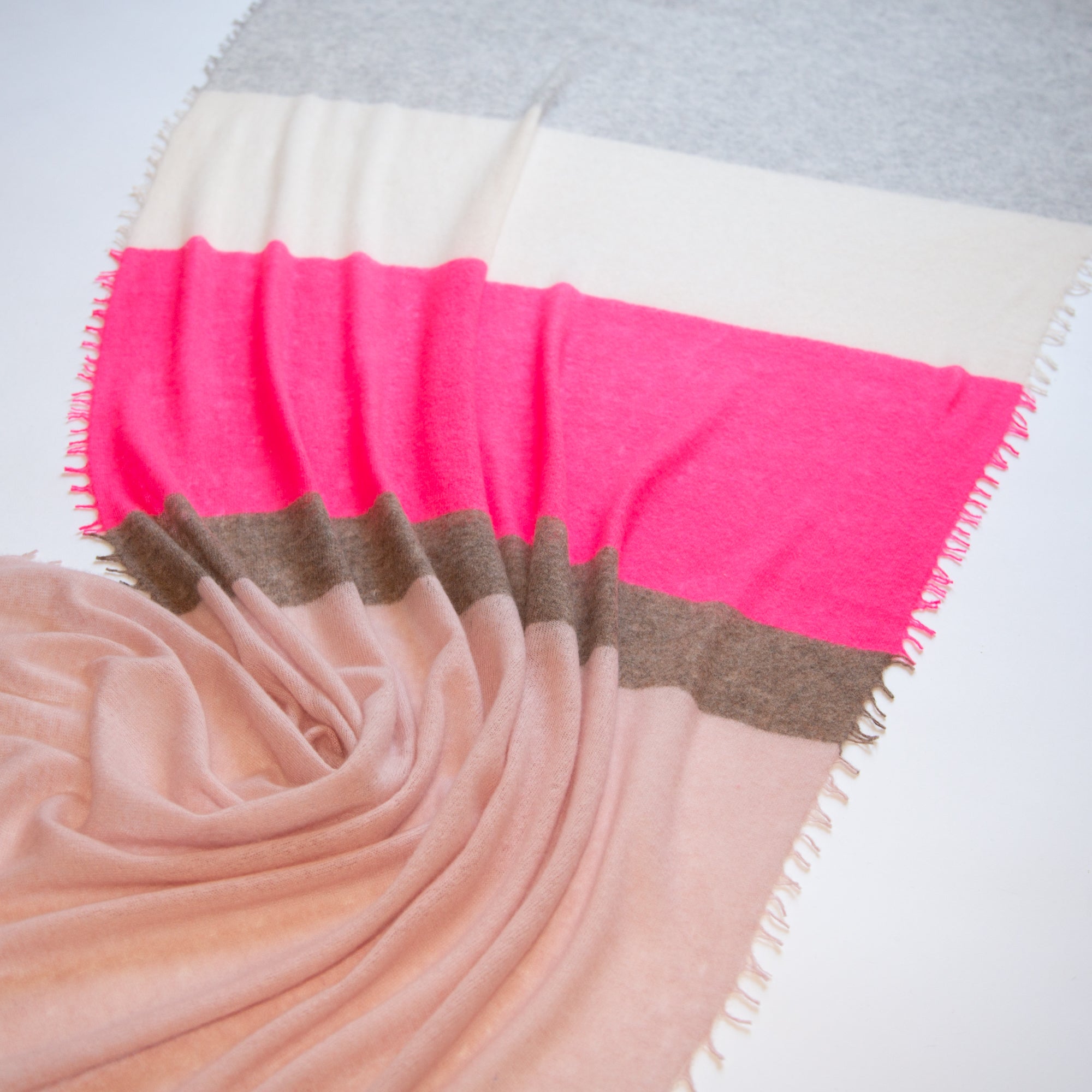 CAMILLE scarf with color block