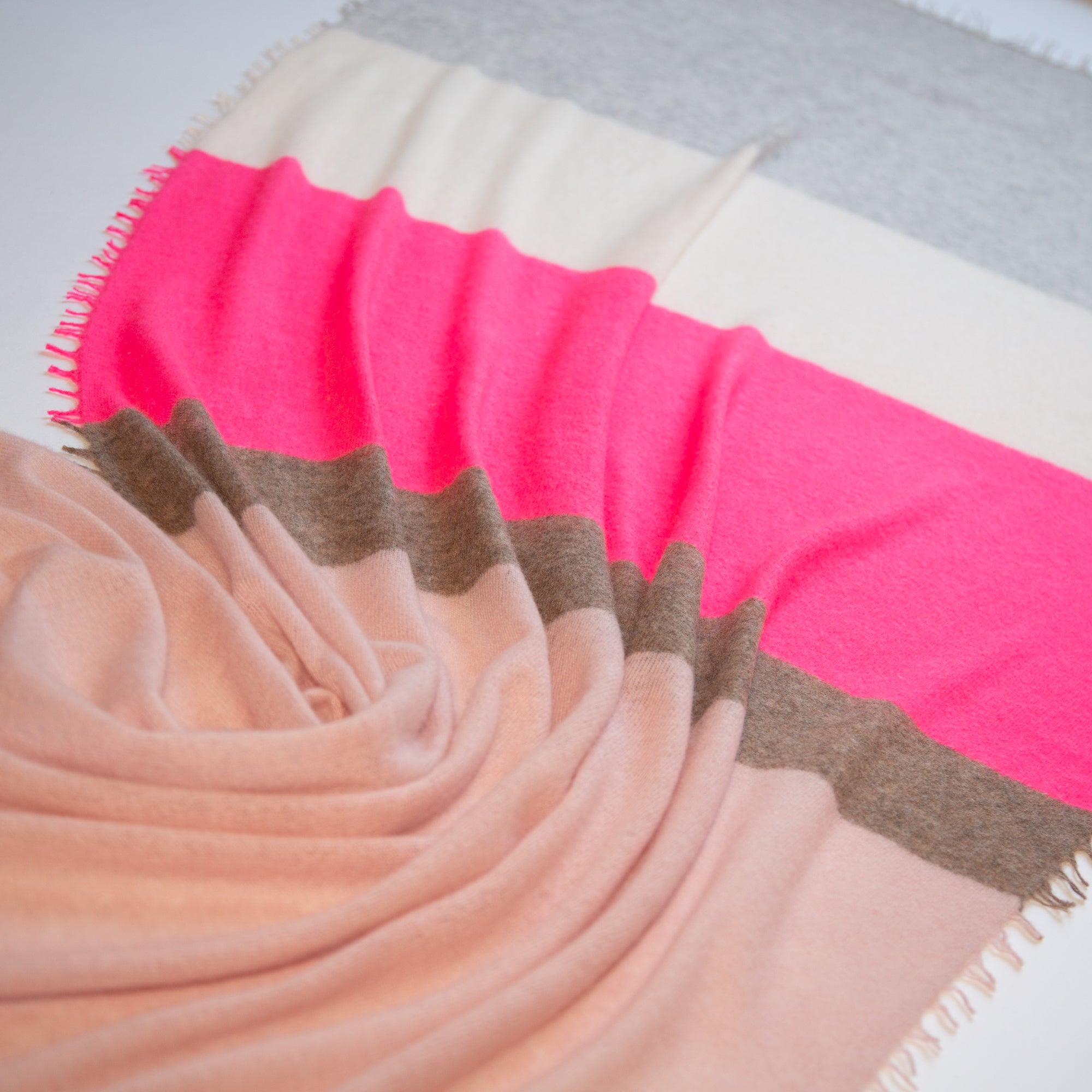 CAMILLE scarf with color block