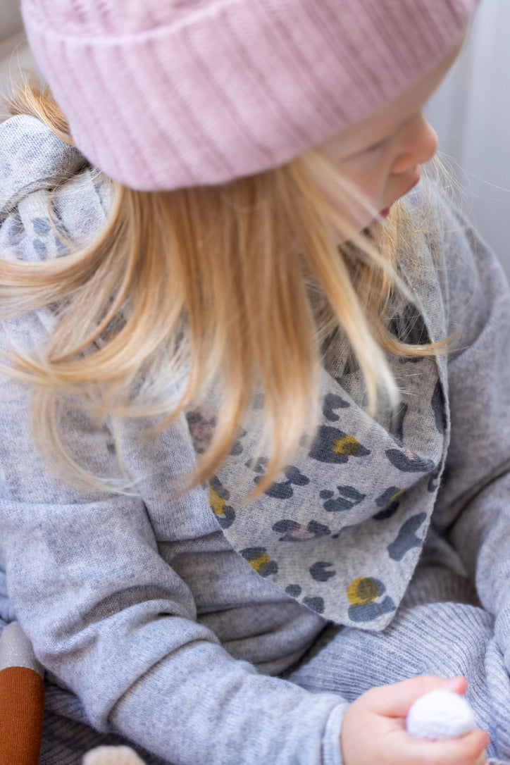 LEO triangular scarf