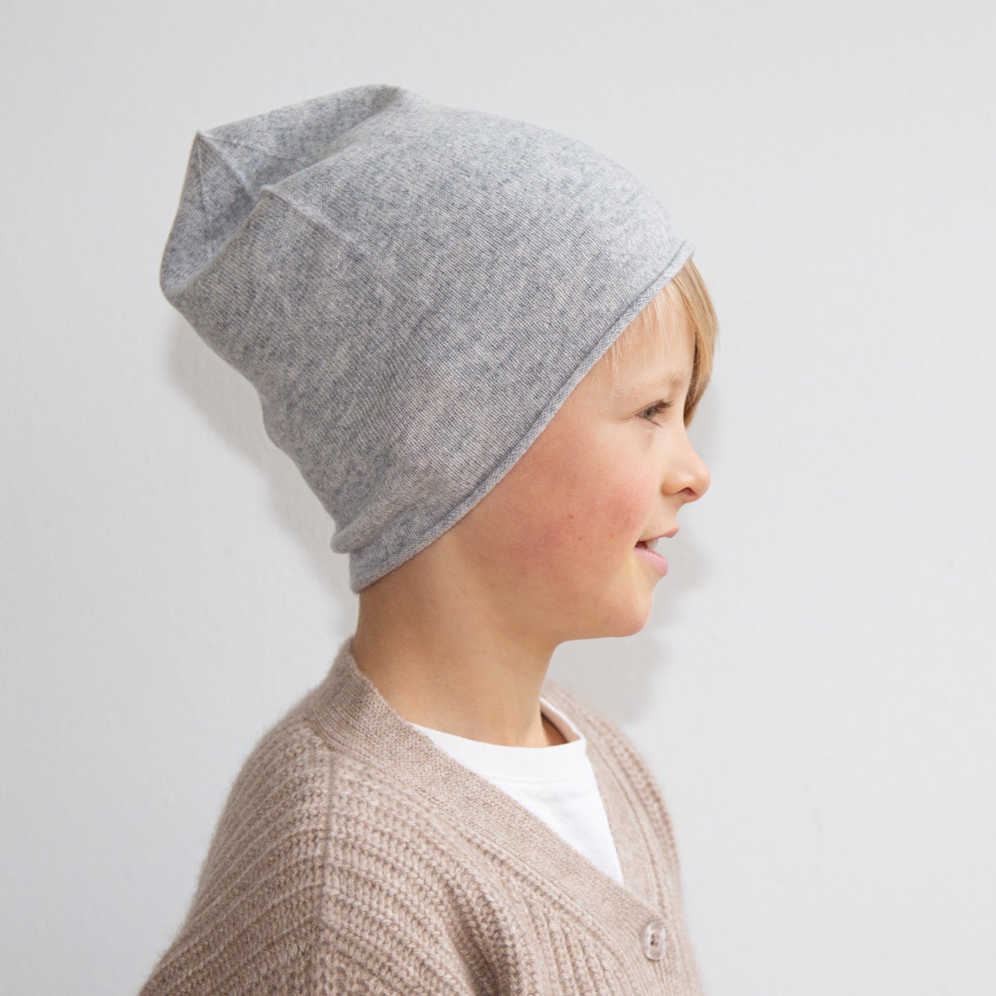 L'Appartement Cashmere knit Capブルー Cashmere Cuffed Beanie | Aritzia CA